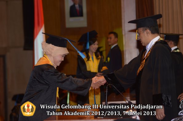 wisuda-unpad-gel-iii-ta-2012_2013-fakultas-ilmu-keperawatan-oleh-rektor-030