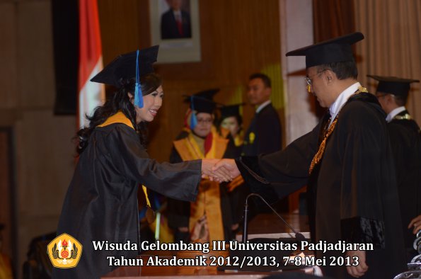 wisuda-unpad-gel-iii-ta-2012_2013-fakultas-ilmu-keperawatan-oleh-rektor-031