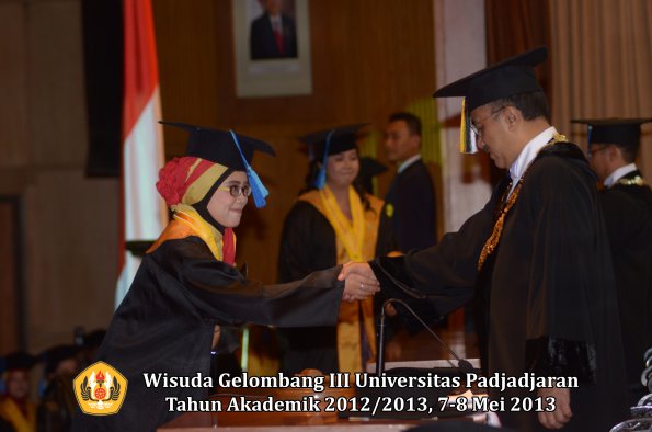 wisuda-unpad-gel-iii-ta-2012_2013-fakultas-ilmu-keperawatan-oleh-rektor-032