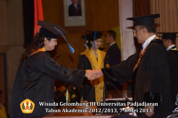 wisuda-unpad-gel-iii-ta-2012_2013-fakultas-ilmu-keperawatan-oleh-rektor-033