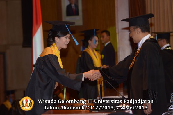 wisuda-unpad-gel-iii-ta-2012_2013-fakultas-ilmu-keperawatan-oleh-rektor-034