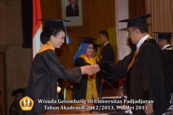 wisuda-unpad-gel-iii-ta-2012_2013-fakultas-ilmu-keperawatan-oleh-rektor-035