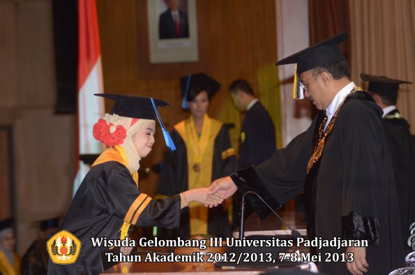 wisuda-unpad-gel-iii-ta-2012_2013-fakultas-ilmu-keperawatan-oleh-rektor-037