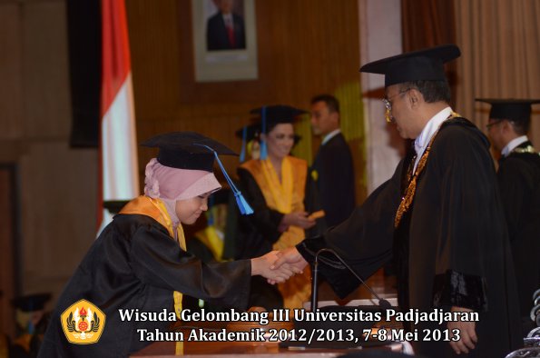 wisuda-unpad-gel-iii-ta-2012_2013-fakultas-ilmu-keperawatan-oleh-rektor-039