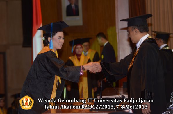 wisuda-unpad-gel-iii-ta-2012_2013-fakultas-ilmu-keperawatan-oleh-rektor-040