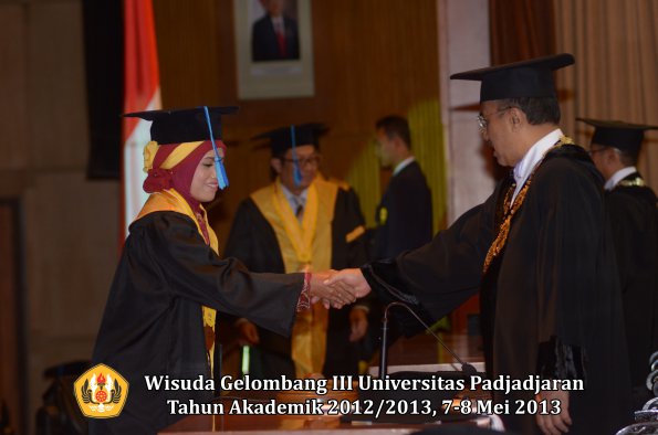 wisuda-unpad-gel-iii-ta-2012_2013-fakultas-ilmu-keperawatan-oleh-rektor-041