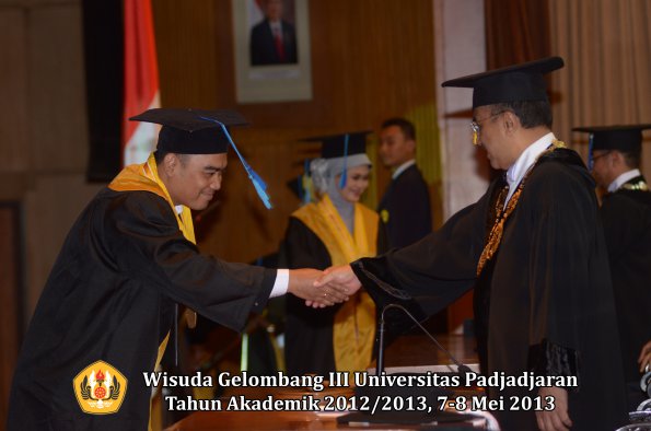 wisuda-unpad-gel-iii-ta-2012_2013-fakultas-ilmu-keperawatan-oleh-rektor-044