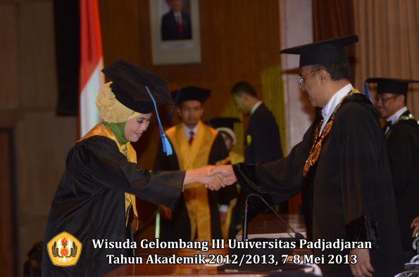 wisuda-unpad-gel-iii-ta-2012_2013-fakultas-ilmu-keperawatan-oleh-rektor-046