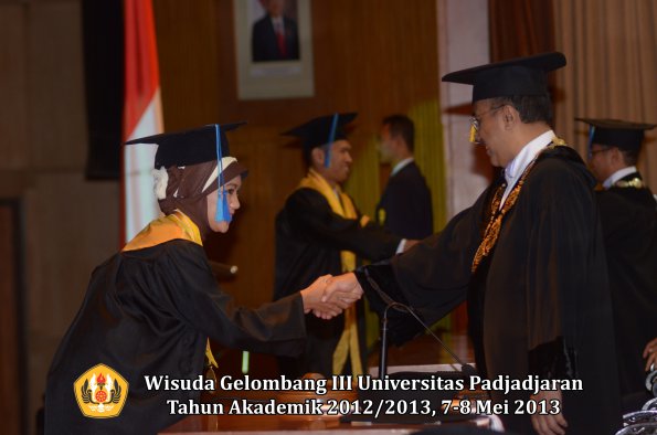 wisuda-unpad-gel-iii-ta-2012_2013-fakultas-ilmu-keperawatan-oleh-rektor-048