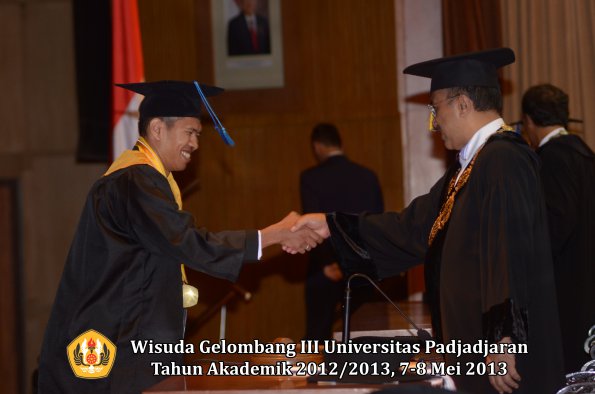 wisuda-unpad-gel-iii-ta-2012_2013-fakultas-ilmu-keperawatan-oleh-rektor-049