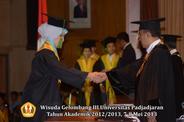 wisuda-unpad-gel-iii-ta-2012_2013-fakultas-kedokteran-oleh-rektor-015