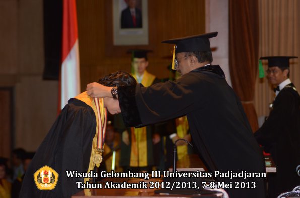 wisuda-unpad-gel-iii-ta-2012_2013-fakultas-kedokteran-oleh-rektor-017