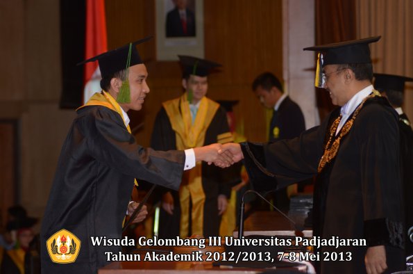 wisuda-unpad-gel-iii-ta-2012_2013-fakultas-kedokteran-oleh-rektor-019