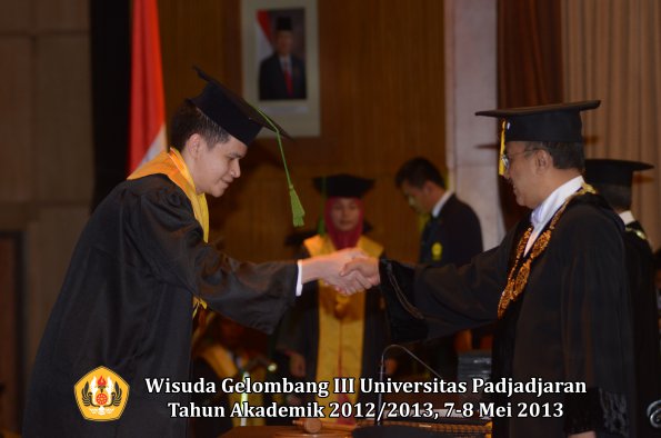 wisuda-unpad-gel-iii-ta-2012_2013-fakultas-kedokteran-oleh-rektor-020