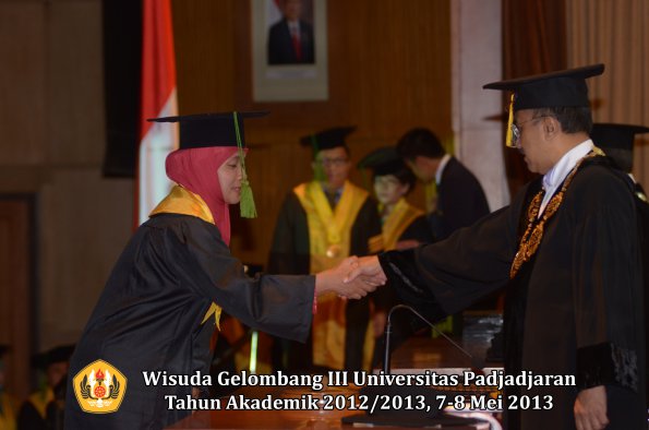 wisuda-unpad-gel-iii-ta-2012_2013-fakultas-kedokteran-oleh-rektor-021