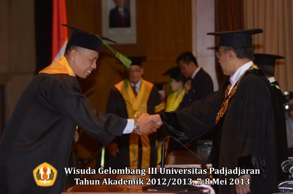 wisuda-unpad-gel-iii-ta-2012_2013-fakultas-kedokteran-oleh-rektor-023