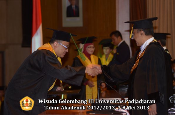 wisuda-unpad-gel-iii-ta-2012_2013-fakultas-kedokteran-oleh-rektor-024