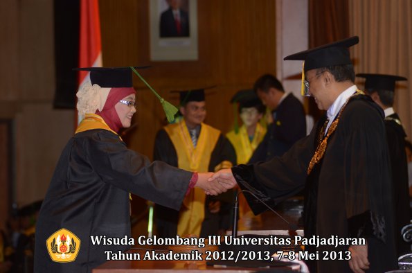 wisuda-unpad-gel-iii-ta-2012_2013-fakultas-kedokteran-oleh-rektor-025