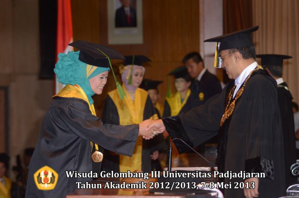 wisuda-unpad-gel-iii-ta-2012_2013-fakultas-kedokteran-oleh-rektor-027