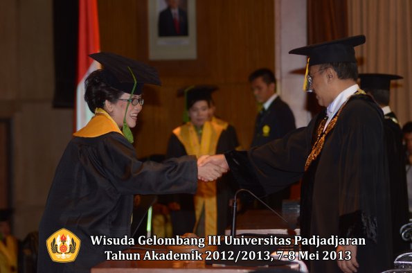 wisuda-unpad-gel-iii-ta-2012_2013-fakultas-kedokteran-oleh-rektor-029