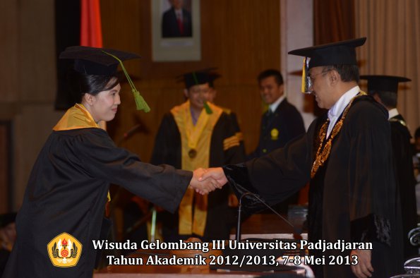 wisuda-unpad-gel-iii-ta-2012_2013-fakultas-kedokteran-oleh-rektor-030