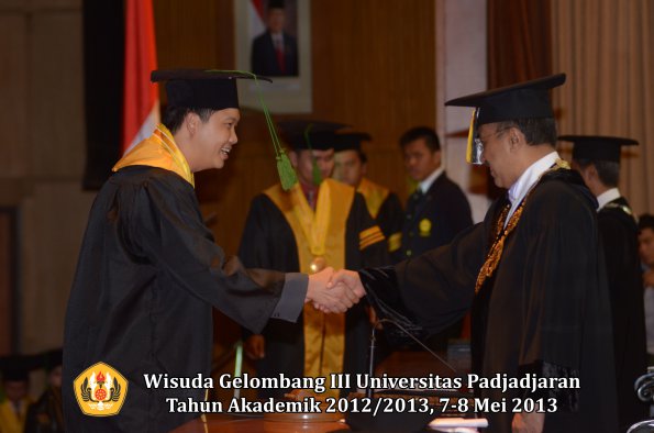 wisuda-unpad-gel-iii-ta-2012_2013-fakultas-kedokteran-oleh-rektor-031