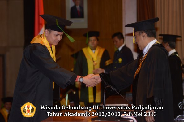 wisuda-unpad-gel-iii-ta-2012_2013-fakultas-kedokteran-oleh-rektor-032