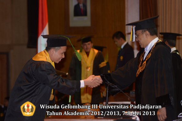 wisuda-unpad-gel-iii-ta-2012_2013-fakultas-kedokteran-oleh-rektor-035