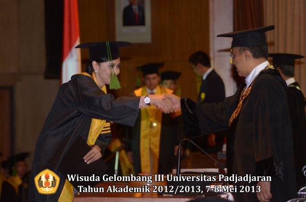 wisuda-unpad-gel-iii-ta-2012_2013-fakultas-kedokteran-oleh-rektor-037