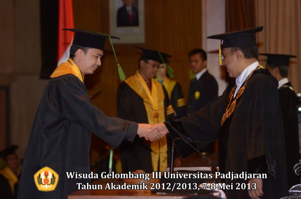 wisuda-unpad-gel-iii-ta-2012_2013-fakultas-kedokteran-oleh-rektor-040