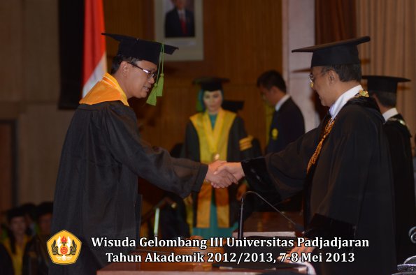 wisuda-unpad-gel-iii-ta-2012_2013-fakultas-kedokteran-oleh-rektor-041