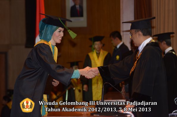 wisuda-unpad-gel-iii-ta-2012_2013-fakultas-kedokteran-oleh-rektor-042