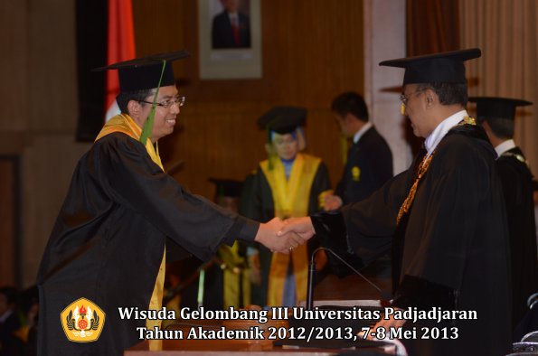 wisuda-unpad-gel-iii-ta-2012_2013-fakultas-kedokteran-oleh-rektor-043