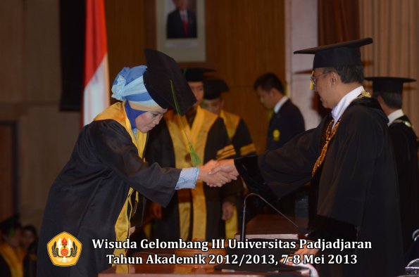 wisuda-unpad-gel-iii-ta-2012_2013-fakultas-kedokteran-oleh-rektor-044