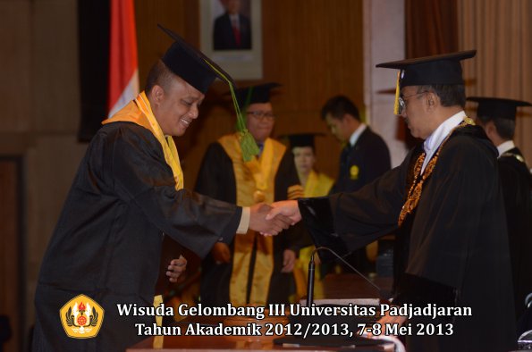 wisuda-unpad-gel-iii-ta-2012_2013-fakultas-kedokteran-oleh-rektor-046