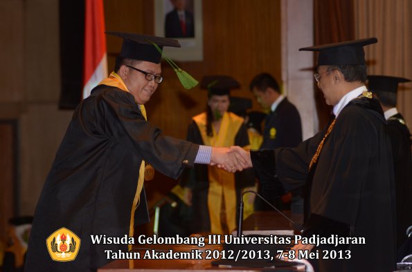 wisuda-unpad-gel-iii-ta-2012_2013-fakultas-kedokteran-oleh-rektor-047