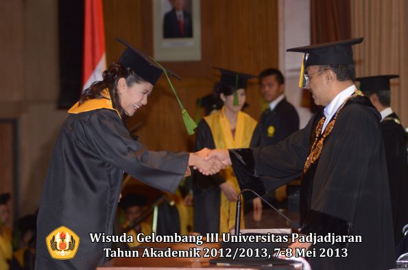 wisuda-unpad-gel-iii-ta-2012_2013-fakultas-kedokteran-oleh-rektor-048