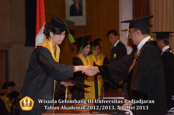 wisuda-unpad-gel-iii-ta-2012_2013-fakultas-kedokteran-oleh-rektor-049