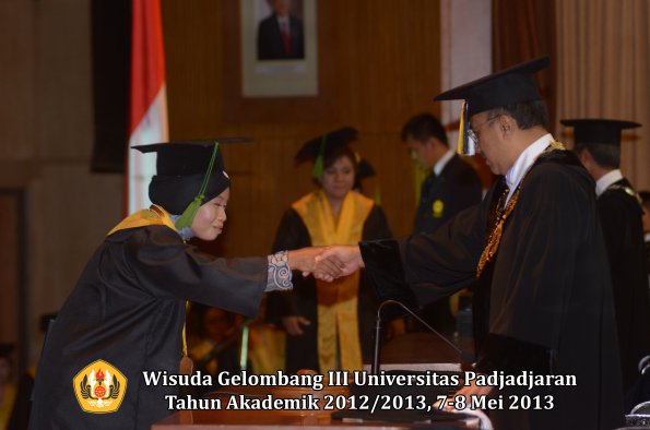 wisuda-unpad-gel-iii-ta-2012_2013-fakultas-kedokteran-oleh-rektor-050