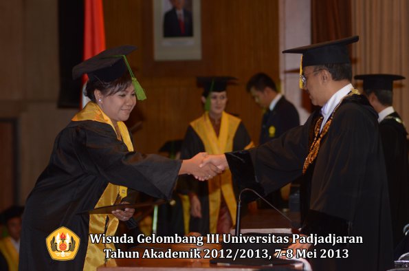 wisuda-unpad-gel-iii-ta-2012_2013-fakultas-kedokteran-oleh-rektor-051