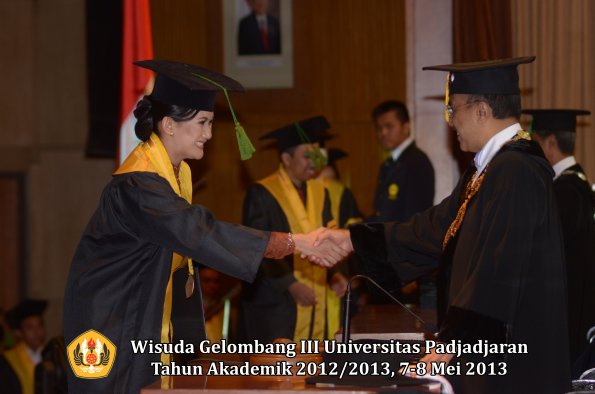 wisuda-unpad-gel-iii-ta-2012_2013-fakultas-kedokteran-oleh-rektor-052