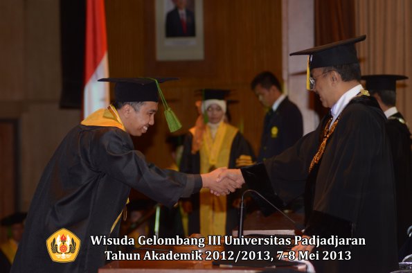 wisuda-unpad-gel-iii-ta-2012_2013-fakultas-kedokteran-oleh-rektor-053