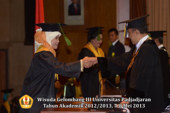 wisuda-unpad-gel-iii-ta-2012_2013-fakultas-kedokteran-oleh-rektor-054