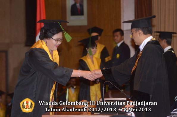 wisuda-unpad-gel-iii-ta-2012_2013-fakultas-kedokteran-oleh-rektor-055