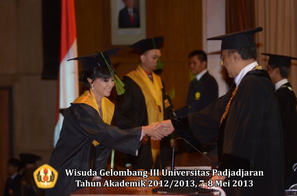 wisuda-unpad-gel-iii-ta-2012_2013-fakultas-kedokteran-oleh-rektor-056