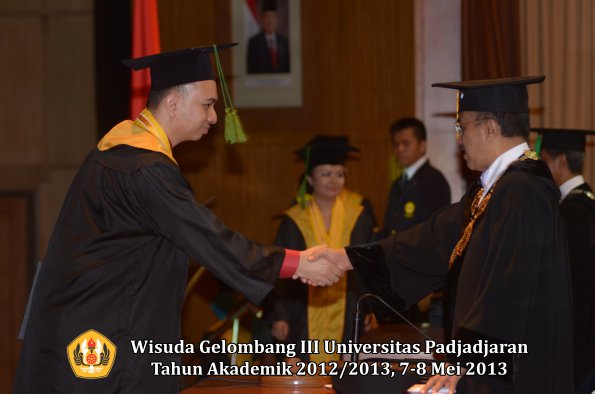 wisuda-unpad-gel-iii-ta-2012_2013-fakultas-kedokteran-oleh-rektor-057