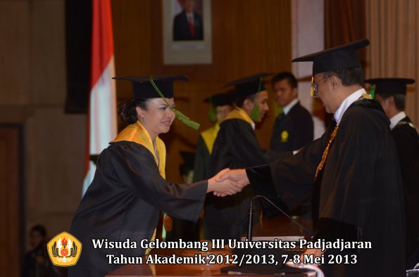 wisuda-unpad-gel-iii-ta-2012_2013-fakultas-kedokteran-oleh-rektor-058