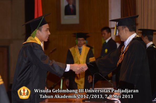 wisuda-unpad-gel-iii-ta-2012_2013-fakultas-kedokteran-oleh-rektor-059