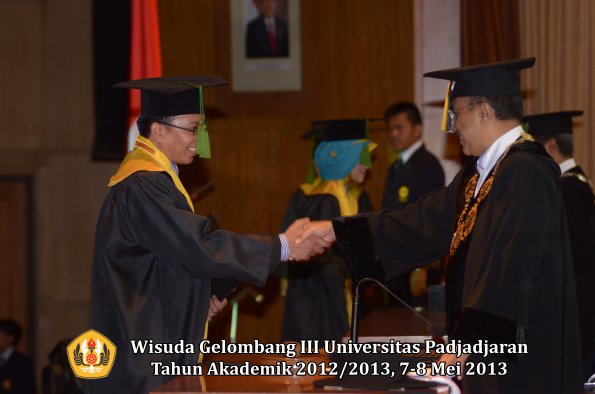 wisuda-unpad-gel-iii-ta-2012_2013-fakultas-kedokteran-oleh-rektor-060