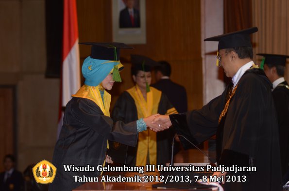 wisuda-unpad-gel-iii-ta-2012_2013-fakultas-kedokteran-oleh-rektor-061